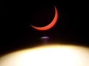 Saat Bulan Melahap Matahari di Jakarta