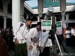 Gus Ipul dan Warga Nonton Bareng Gerhana Matahari di Masjid Al Akbar
