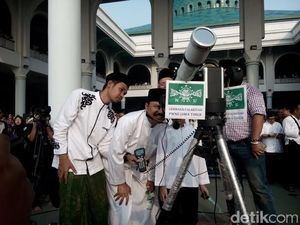 Gus Ipul dan Warga Nonton Bareng Gerhana Matahari di Masjid Al Akbar Gus Ipul dan Warga Nonton Bareng Gerhana Matahari di Masjid Al Akbar