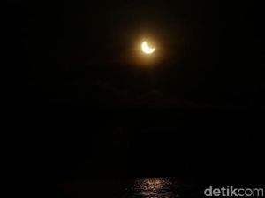 Indahnya Danau Toba Saat Gerhana Matahari di Mata Risers