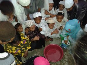 Unik, di Palembang Masih Ada Masyarakat Lihat Gerhana Lewat Air dalam Baskom Unik, di Palembang Masih Ada Masyarakat Lihat Gerhana Lewat Air dalam Baskom