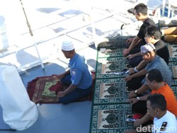 Gerhana Matahari Total Dimulai, Salat Gerhana Digelar di Kapal Bakamla