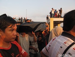 Kaca Film Mobil Hingga Teleskop, Cara Warga Banda Aceh Lihat Gerhana