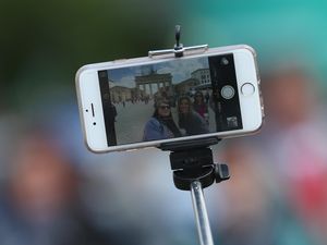 Bagi Remaja Ini, Selfie Kece Bisa Picu Serangan Epilepsi Bagi Remaja Ini, Selfie Kece Bisa Picu Serangan Epilepsi