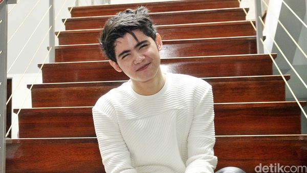 Aww, Senyuman Aliando Ini Bikin Para ABG Jatuh Hati