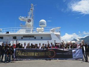 Aksi Seru Laskar Gerhana Ternate di Atas Kapal Bakamla Aksi Seru Laskar Gerhana Ternate di Atas Kapal Bakamla