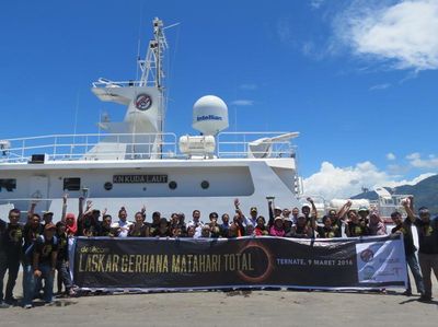 Aksi Seru Laskar Gerhana Ternate di Atas Kapal Bakamla