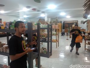 Sebelum Pulang Wisata Gerhana dari Ternate, Borong Oleh-oleh Dulu Sebelum Pulang Wisata Gerhana dari Ternate, Borong Oleh-oleh Dulu