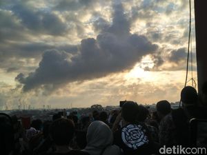 Penampakan Gerhana Matahari di Palembang yang Tertutup Kabut Asap Penampakan Gerhana Matahari di Palembang yang Tertutup Kabut Asap