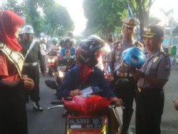 Polisi Pasuruan Bagi-bagi Sajadah dan Helm ke Pengguna Jalan