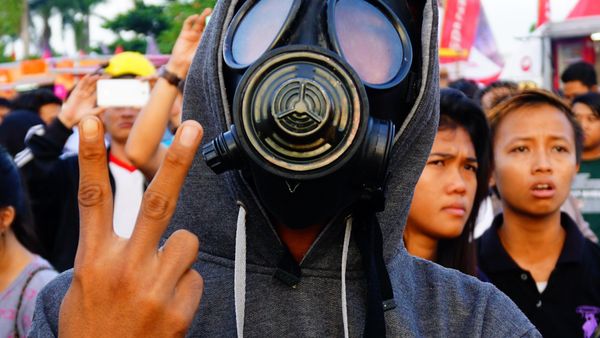 Beragam Cara Warga Menikmati Gerhana