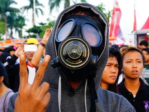 Beragam Cara Warga Menikmati Gerhana