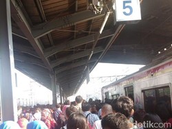 Penumpang Kereta Matarmaja Telantar di Stasiun Senen