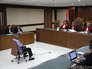 Hakim: Uang UPS Juga Mengalir ke Eks Anggota DPRD Firmansyah Hakim: Uang UPS Juga Mengalir ke Eks Anggota DPRD Firmansyah