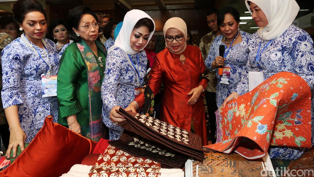 Mufidah Kalla Tinjau Pameran UKM HUT IWAPI Mufidah Kalla Tinjau Pameran UKM HUT IWAPI