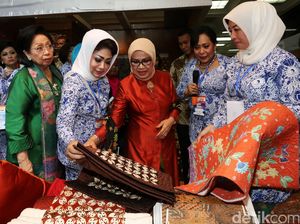 Mufidah Kalla Tinjau Pameran UKM HUT IWAPI