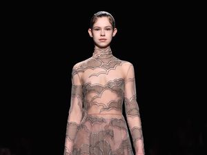 Masih Terlalu Muda, Model Remaja di Fashion Show Valentino Jadi Kontroversi