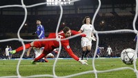 Namun, Chelsea mampu menyamakan skor berkat tembakan Diego Costa pada menit ke-27. Reuters/Andrew Couldridge.