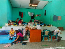 Yanti 19 Hari Bertahan di Pengungsian Menunggu Banjir Surut