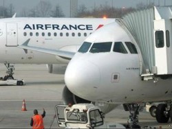 Seorang Perempuan Selundupkan Balita dalam Tas di Pesawat