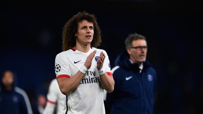 David Luiz LONDON, ENGLAND - MARCH 09: David Luiz of PSG and Head Coach Laurent Blanc of PSG applaud the fans following their team's 2-1 victory during the UEFA Champions League round of 16, second leg match between Chelsea and Paris Saint Germain at Stamford Bridge on March 9, 2016 in London, United Kingdom. (Photo by Mike Hewitt/Getty Images)