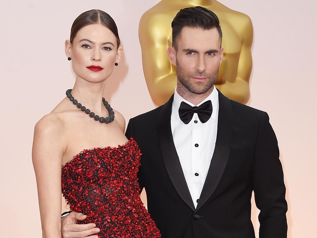 Hamil 8 Bulan, Behati Prinsloo Selfie Pakai Bikini Hamil 8 Bulan, Behati Prinsloo Selfie Pakai Bikini