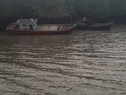 Polisi Amankan Kapal Pengangkut 40 Ton Kayu Ilegal di Meranti Riau