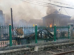 Kebakaran di Pesing Telah Padam, KRL Tangerang-Jakarta Kembali Normal