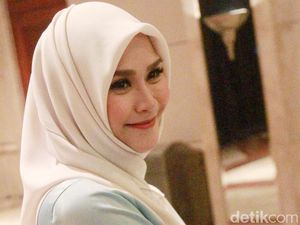 Zaskia Mecca Kerepotan Jalan-jalan Bawa Tiga Anak