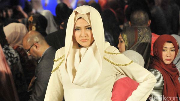 Berhijab, Begini Aksi Marshanda di Catwalk