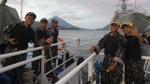 Aksi Keren Personel Bakamla Saat Gerhana