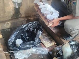 Dinkes DKI Cek Air Rembesan yang Diduga untuk Membuat Es Teh oleh PKL Monas