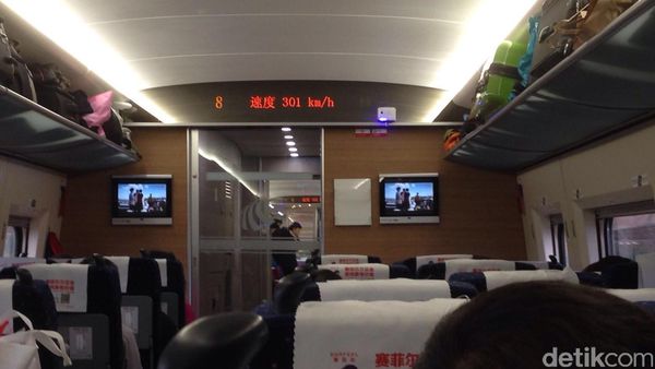 Mencoba Kereta Cepat di China, Seru!