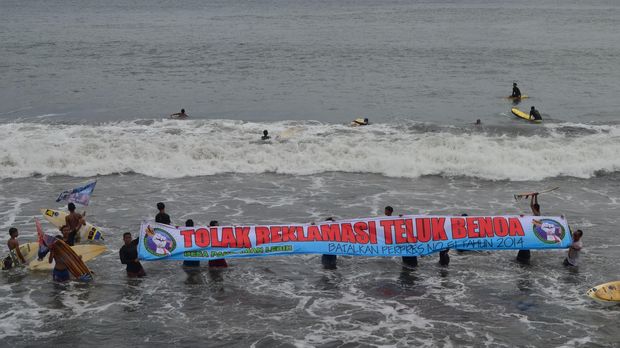 Aksi penolakan reklamasi Teluk Benoa di perairan Pantai Lebih, Gianyar, beberapa waktu lalu.