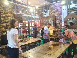 Pengusaha Mebel Ini Bikin Produk dari Kayu Bekas Hingga Bantalan Rel KA