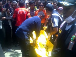 Seorang Pria Tewas Berlumuran Darah Digancu di Ruang Tamu