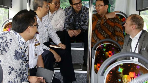 Ahok Jajal Bus Scania