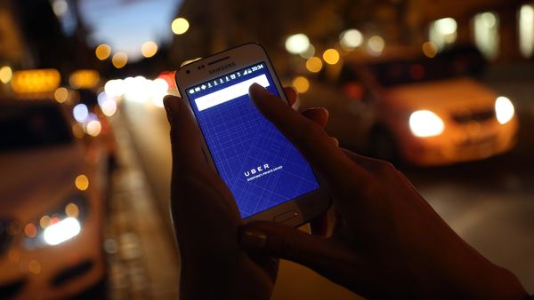 10 Benda Teraneh yang Ketinggalan di Mobil Uber