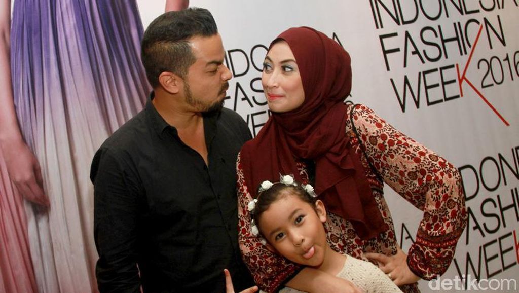 Centilnya Putri Sultan Djorghi dan Annisa Trihapsari Centilnya Putri Sultan Djorghi dan Annisa Trihapsari