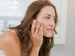 Dokter Larang Sentuh Wajah Agar Tidak Mudah Tertular Virus Corona Dokter Larang Sentuh Wajah Agar Tidak Mudah Tertular Virus Corona