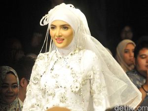 Ashanty dan Maudy Koesnaedi Cantik Berhijab di Indonesia Fashion Week