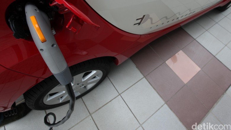 Mobil Listrik Dapat Lampu Hijau dari Jokowi Mobil Listrik Dapat Lampu Hijau dari Jokowi