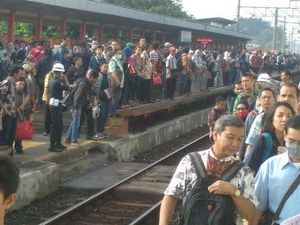 Gangguan Commuter Line, Begini Penumpukan Penumpang di Bojonggede Hingga Depok