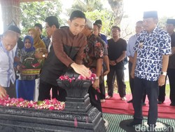 Tiba di Purworejo, SBY dan Ibu Ani Nyekar ke Makam Sarwo Edhie