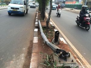 Lampu Jalan yang Roboh di Matraman Disingkirkan, Lalin Kembali Lancar
