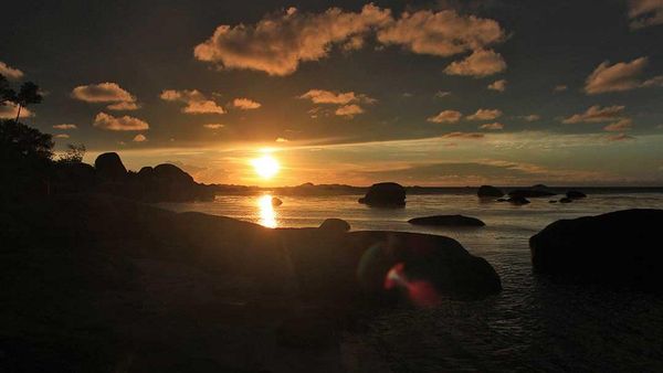 Momen Sunset Cantik di Pantai Tanjung Tinggi, Belitung