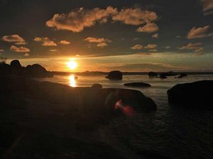 Momen Sunset Cantik di Pantai Tanjung Tinggi, Belitung Momen Sunset Cantik di Pantai Tanjung Tinggi, Belitung