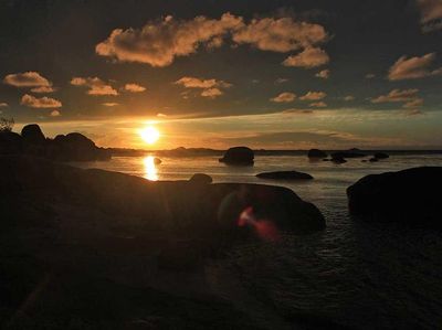 Momen Sunset Cantik di Pantai Tanjung Tinggi, Belitung