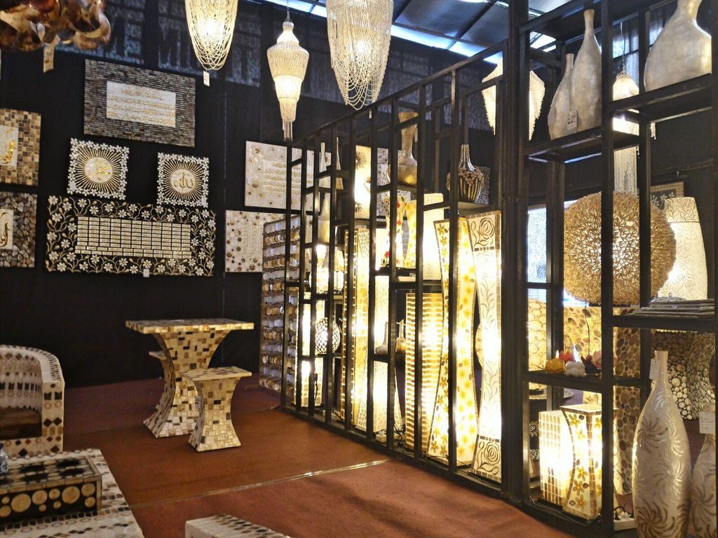 Pengusaha Ini Racik Kulit Kerang Jadi Produk Mebel Pengusaha Ini Racik Kulit Kerang Jadi Produk Mebel