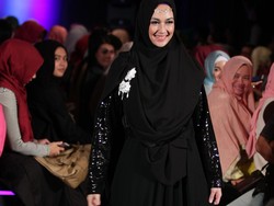 Dina Lorenza: Kepincut Duda Cut Keke, Hijrah dan Cerai Lagi